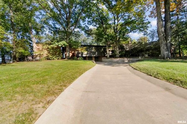 $940,000 | 501 East High Point Road, Peoria, IL 61614