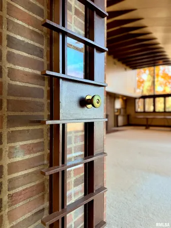$940,000 | 501 East High Point Road, Peoria, IL 61614