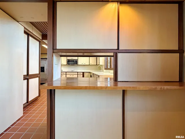 $975,000 | 501 East High Point Road, Peoria, IL 61614