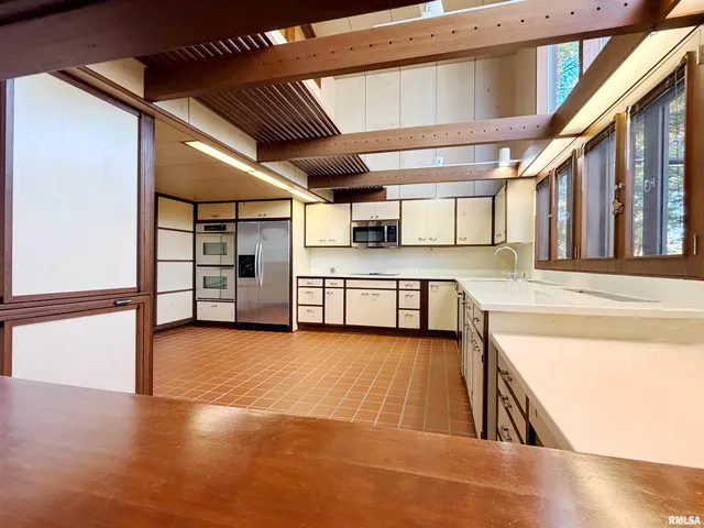 $975,000 | 501 East High Point Road, Peoria, IL 61614