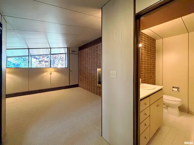 $975,000 | 501 East High Point Road, Peoria, IL 61614