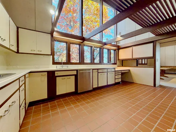 $940,000 | 501 East High Point Road, Peoria, IL 61614