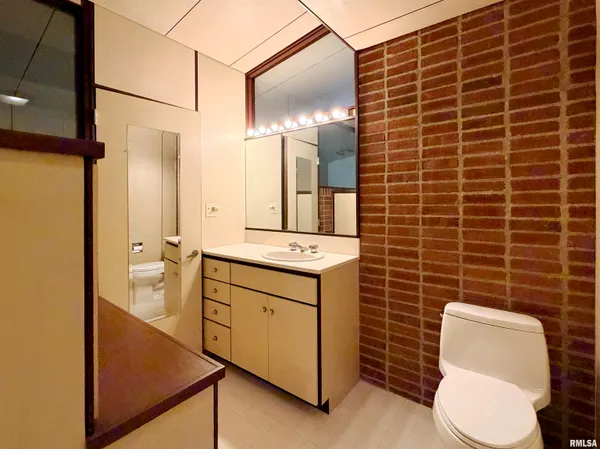 $940,000 | 501 East High Point Road, Peoria, IL 61614