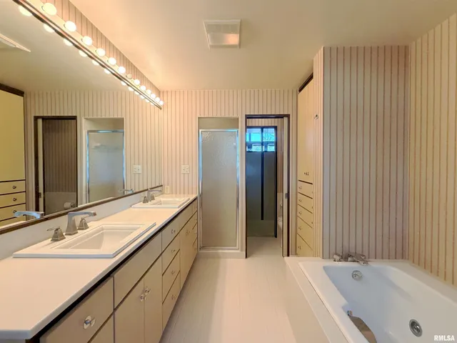 $975,000 | 501 East High Point Road, Peoria, IL 61614