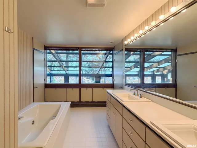 $975,000 | 501 East High Point Road, Peoria, IL 61614