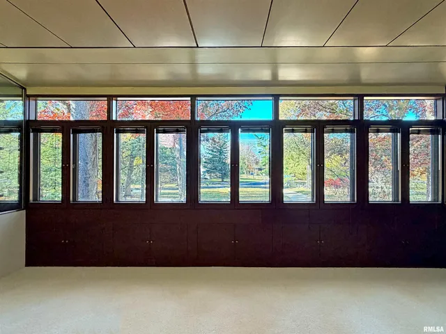 $975,000 | 501 East High Point Road, Peoria, IL 61614