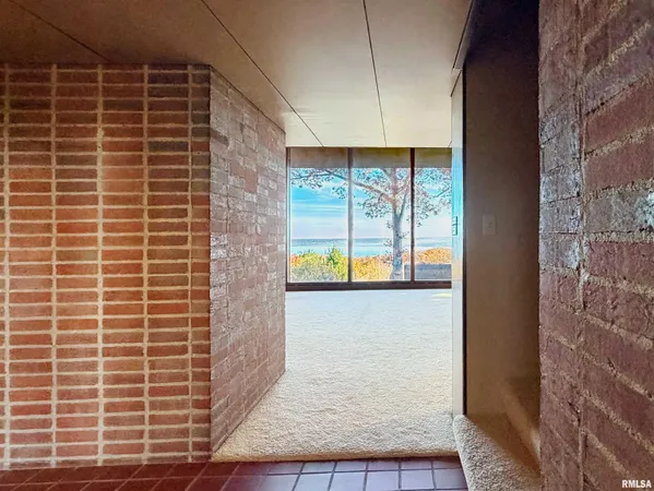 $940,000 | 501 East High Point Road, Peoria, IL 61614