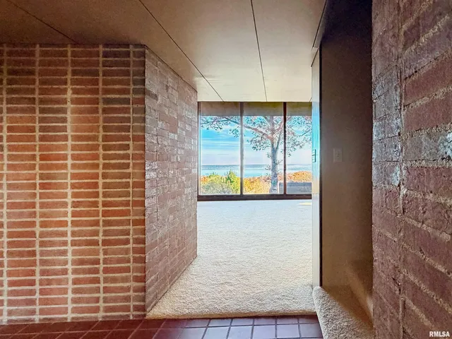 $975,000 | 501 East High Point Road, Peoria, IL 61614