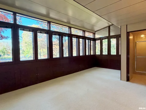 $940,000 | 501 East High Point Road, Peoria, IL 61614
