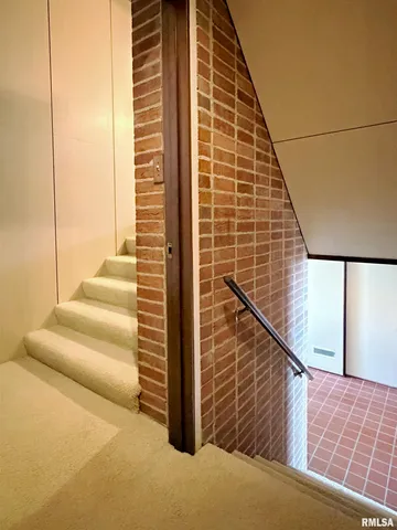 $975,000 | 501 East High Point Road, Peoria, IL 61614