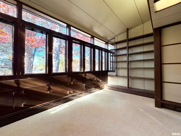 $940,000 | 501 East High Point Road, Peoria, IL 61614