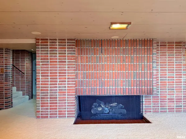 $940,000 | 501 East High Point Road, Peoria, IL 61614
