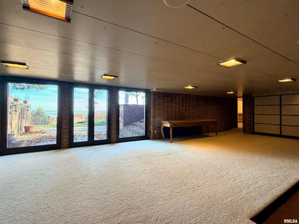 $940,000 | 501 East High Point Road, Peoria, IL 61614