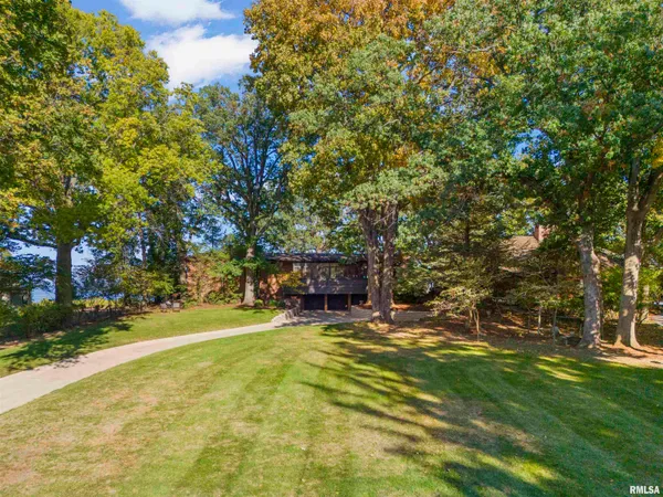 $940,000 | 501 East High Point Road, Peoria, IL 61614