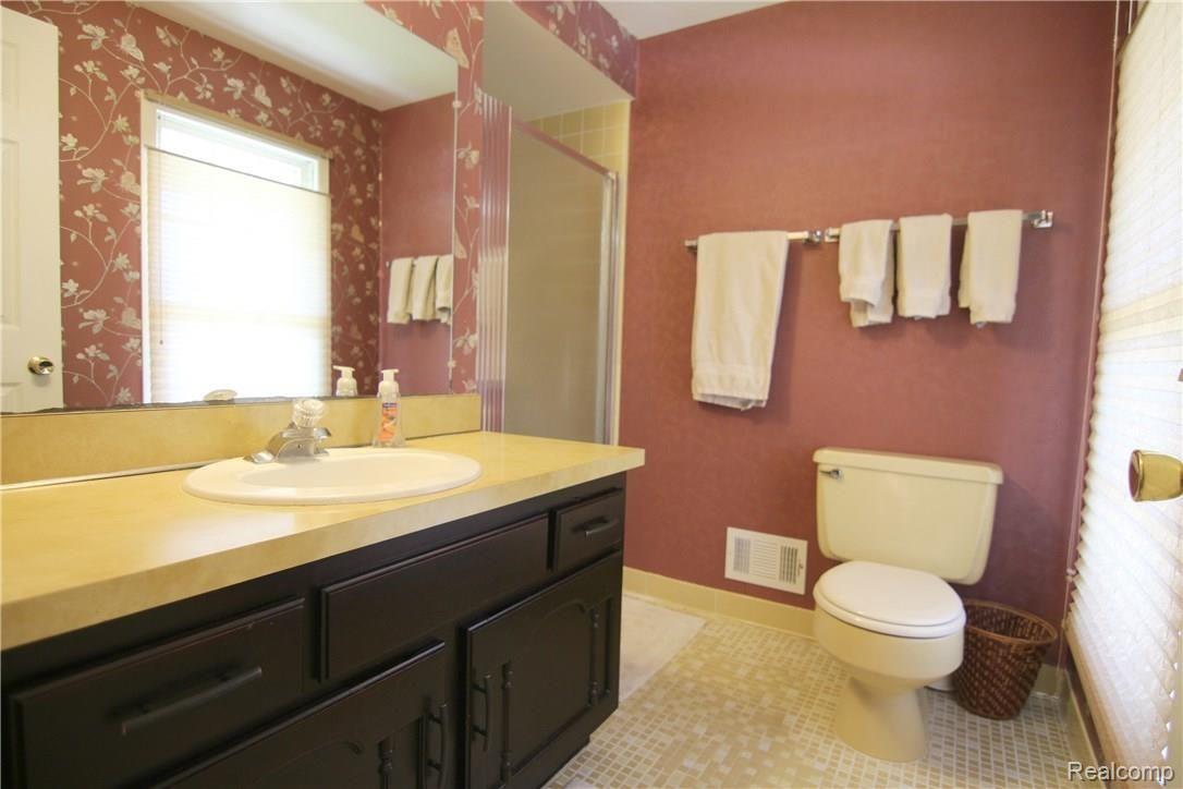 1111 Hemlock Drive Rochester, MI 48307 - Photo 21 of 28 JHelock Dr Master Bathroom.jpg