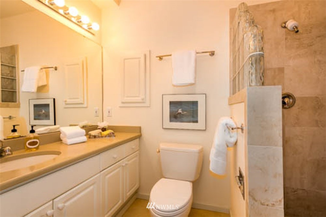 1240 Weaver Road Northwest, Unit B3 Bainbridge Island, WA 98110 - Photo 13 of 18 Gallery Image 13