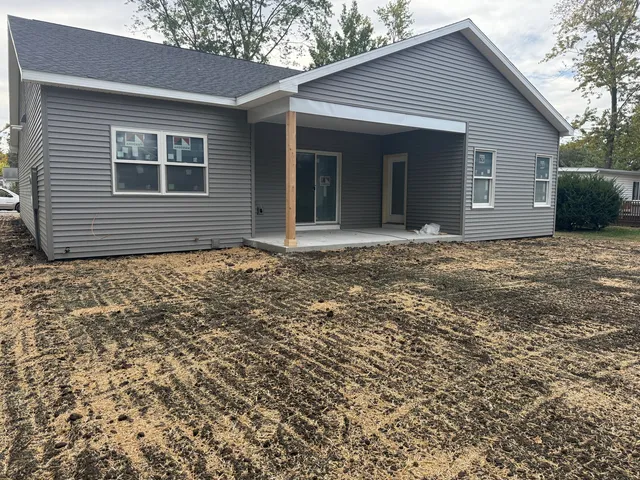 a view of a house with yard and tree s
