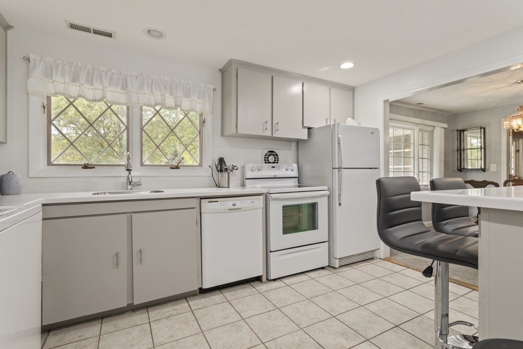 4 Wellesley Road Danvers, MA 01923 - Photo 12 of 38 Gallery Image 12