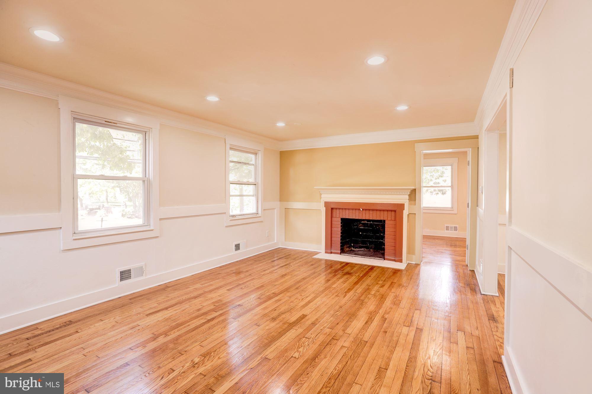 6502 Livingston Road Oxon Hill, MD 20745 - Photo 19 of 37 Living Room