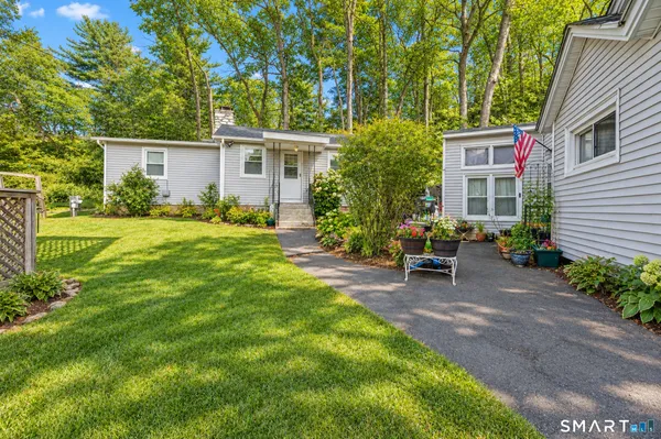 $699,900 | 10 Old Waterbury Road, Middlebury, CT 06762