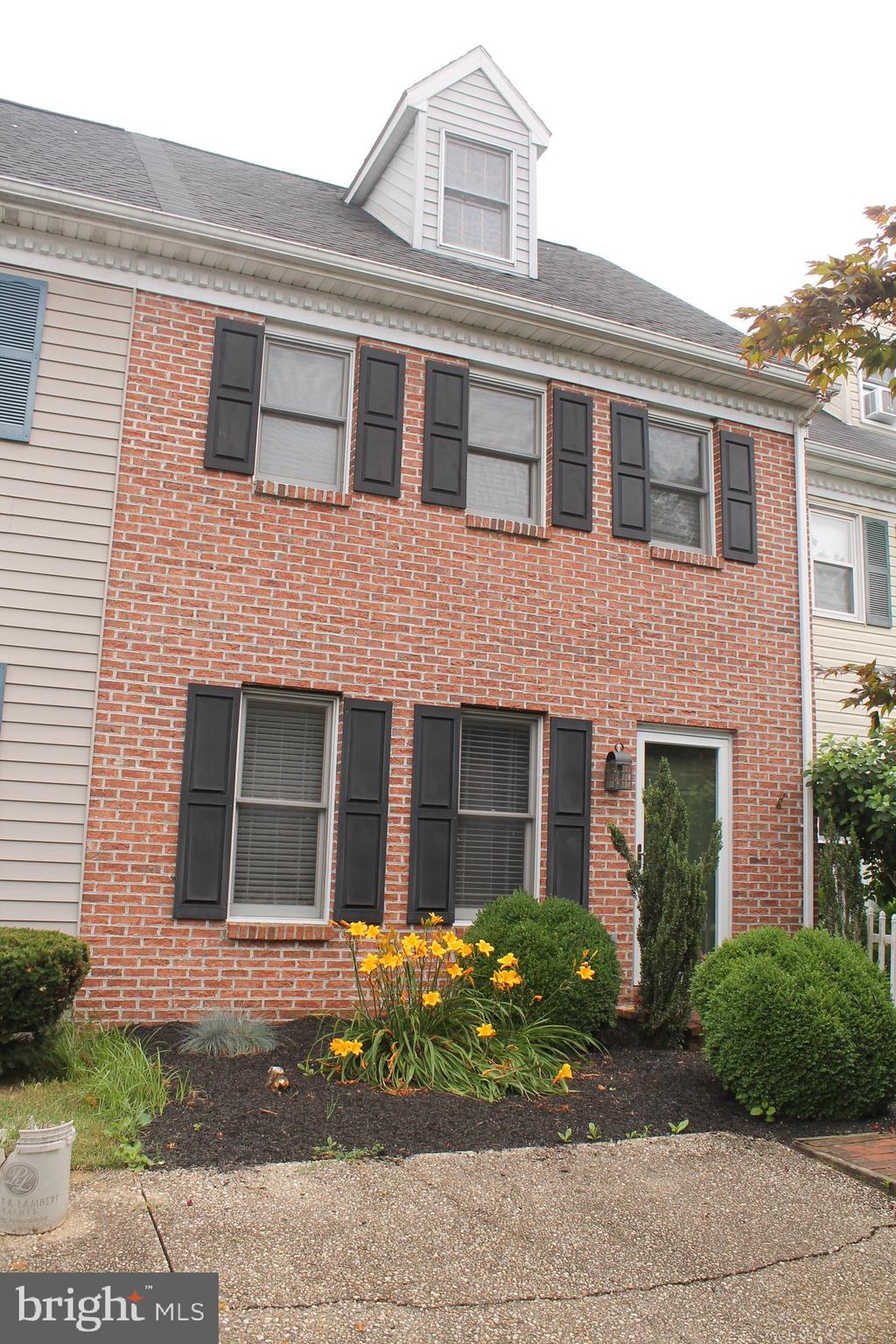 33 Pheasant Lane Lititz, PA 17543 - Photo 2 of 23 FRONT