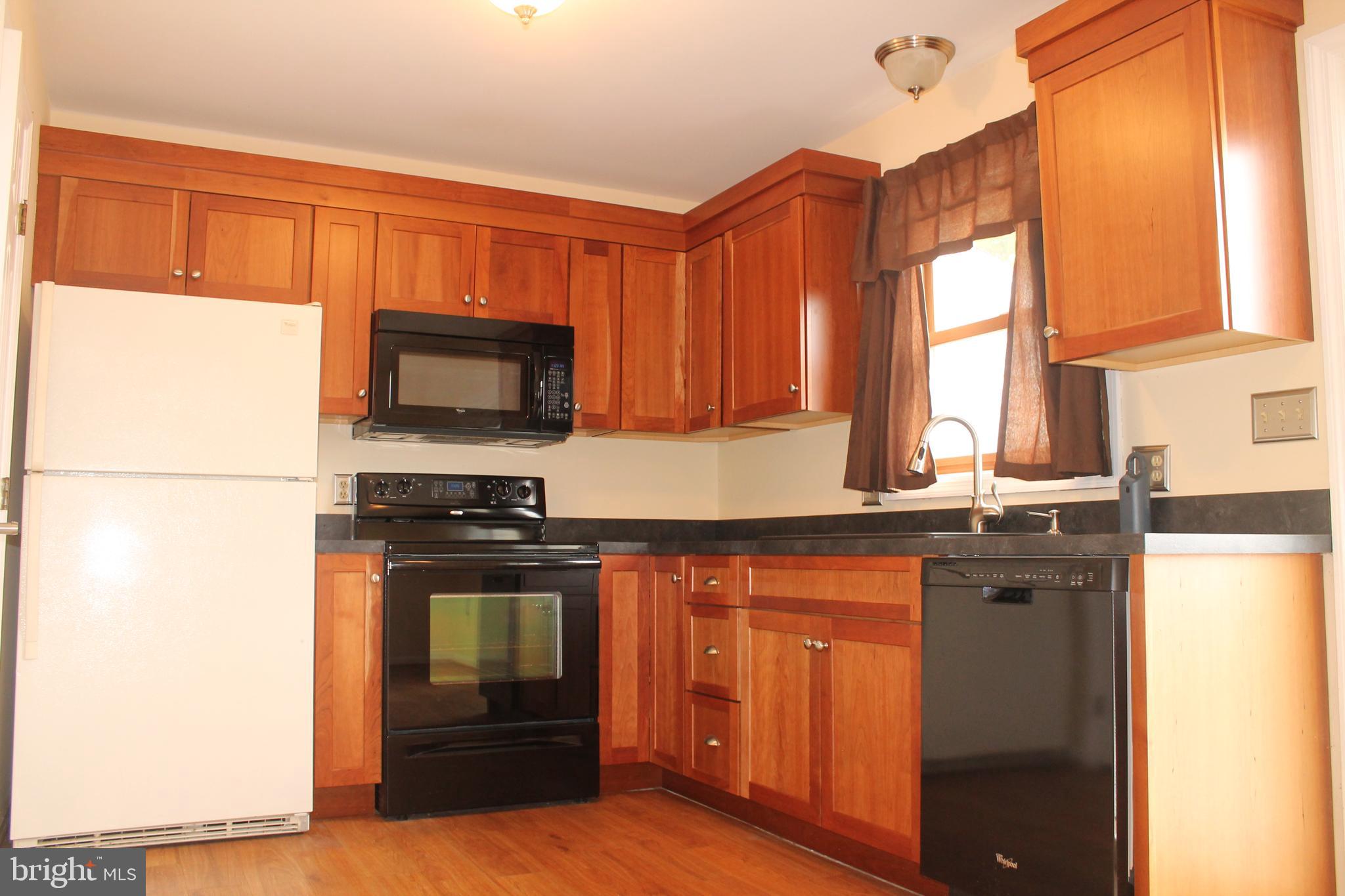 33 Pheasant Lane Lititz, PA 17543 - Photo 5 of 23 KITCHEN