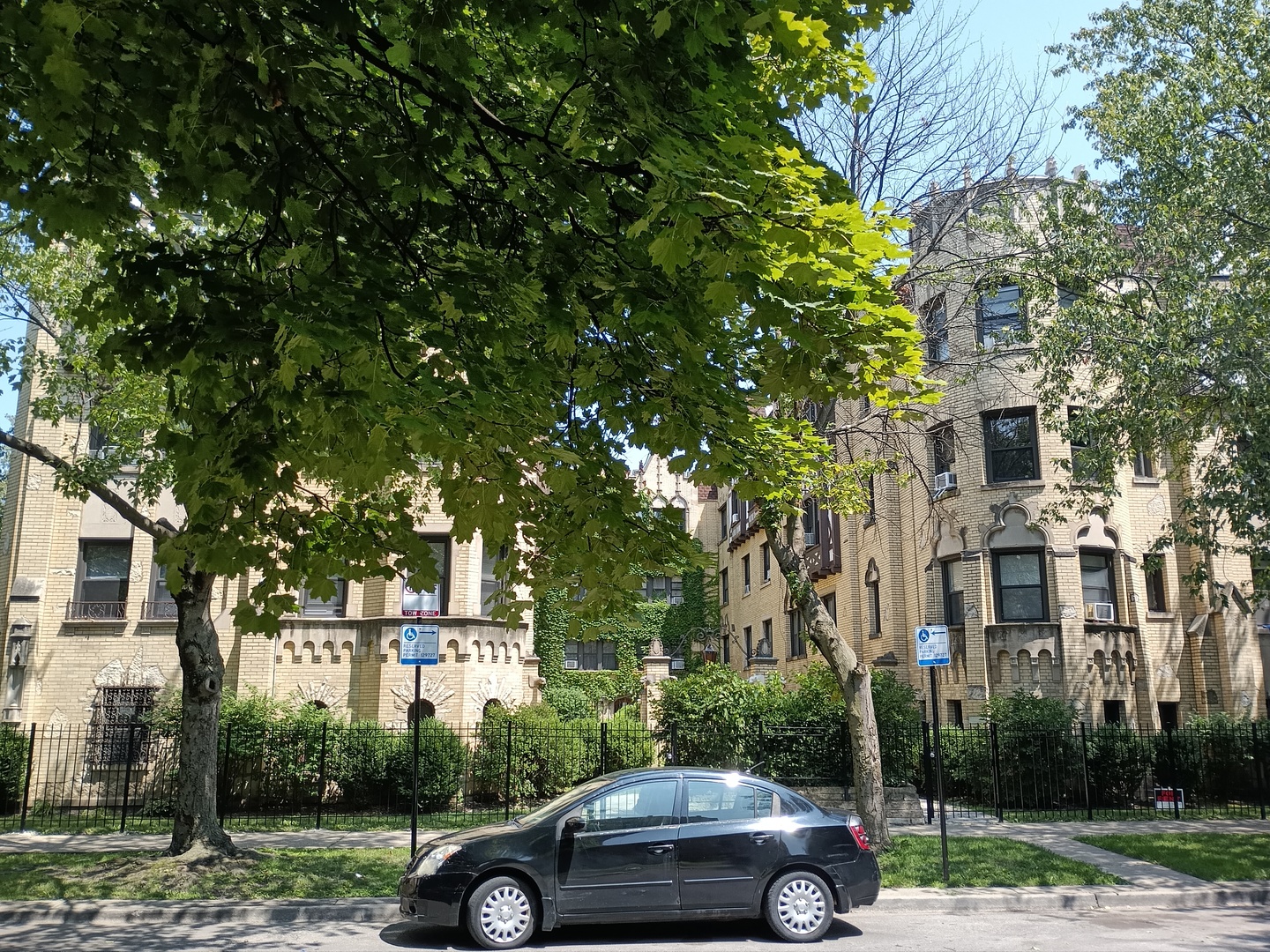 5653 North Spaulding Ave Unit 2W  