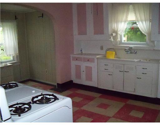 5 Diebold Road McKees Rocks, PA 15136 - Photo 4 of 12 Kitchen.