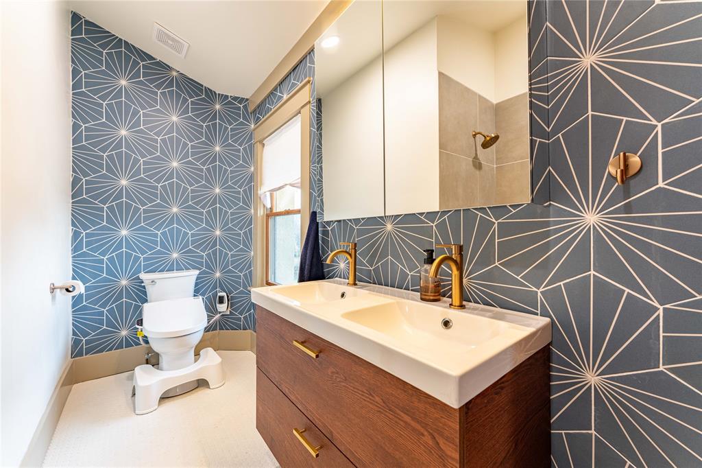621 South Main Street Paris, TX 75460 - Photo 6 of 30 Bathroom featuring visible vents, wallpapered walls, baseboards, toilet, and vanity