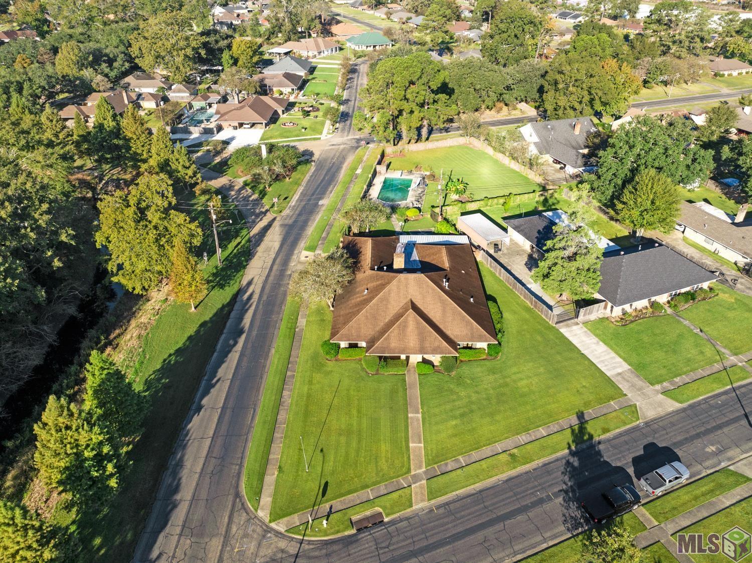 2147 Capri Drive Baton Rouge, LA 70815 - Photo 3 of 32