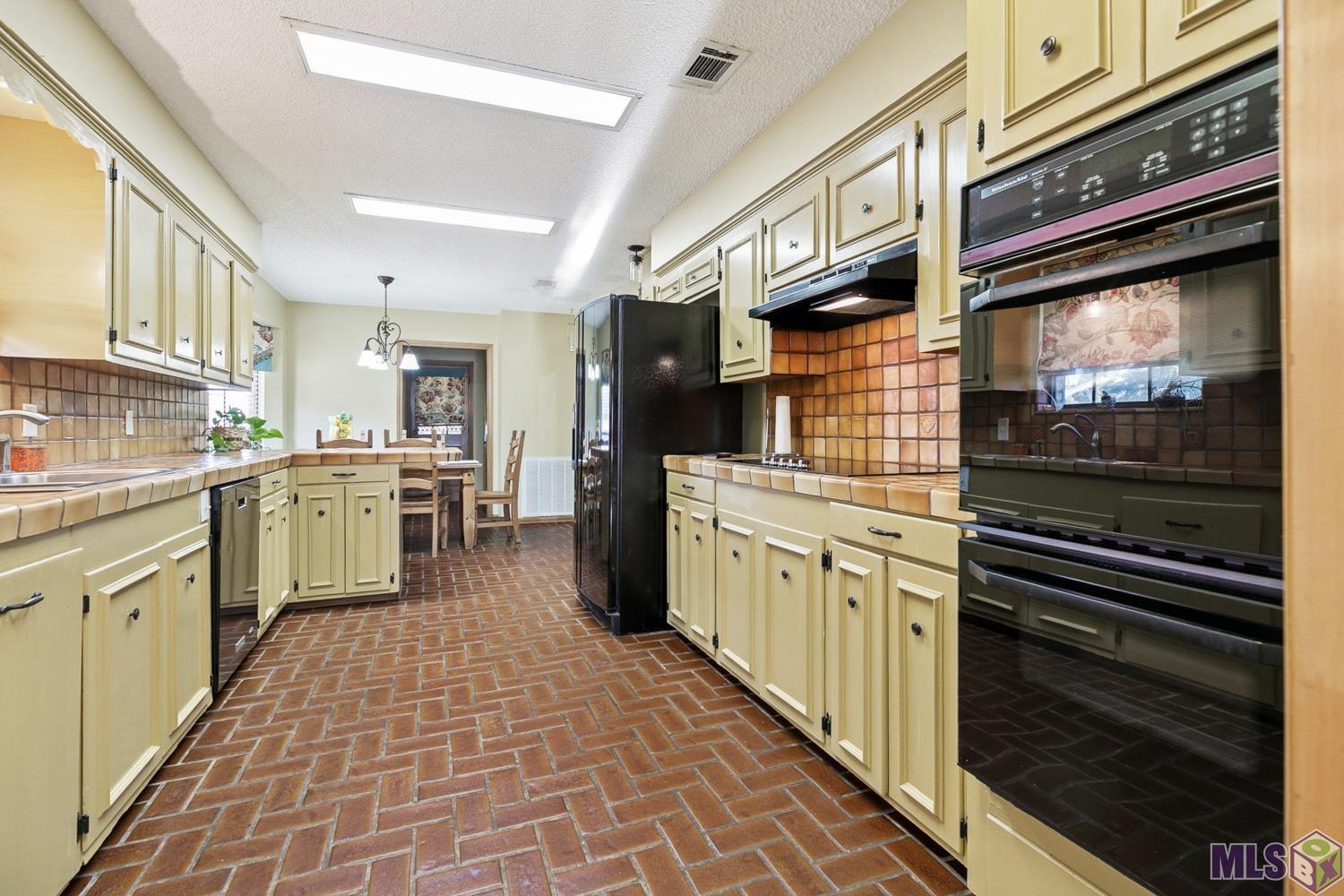 2147 Capri Drive Baton Rouge, LA 70815 - Photo 5 of 32