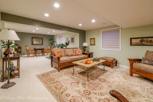 a view of a livingroom with furniture