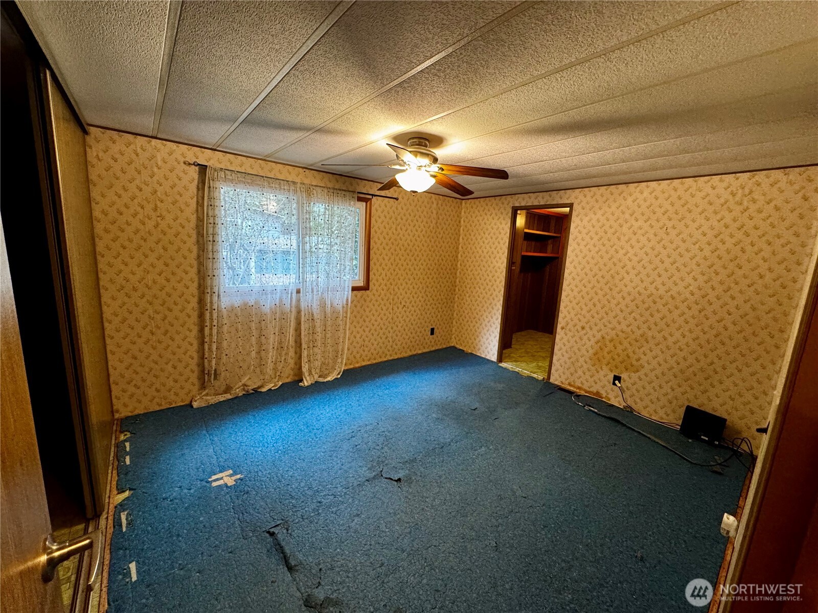 20501 31st Drive Southeast Bothell, WA 98012 - Photo 9 of 11 an empty room with a window