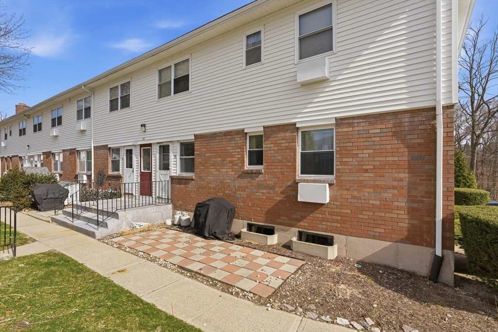 80 Colonial Circle, Unit B Chicopee, MA 01020 - Photo 30 of 33