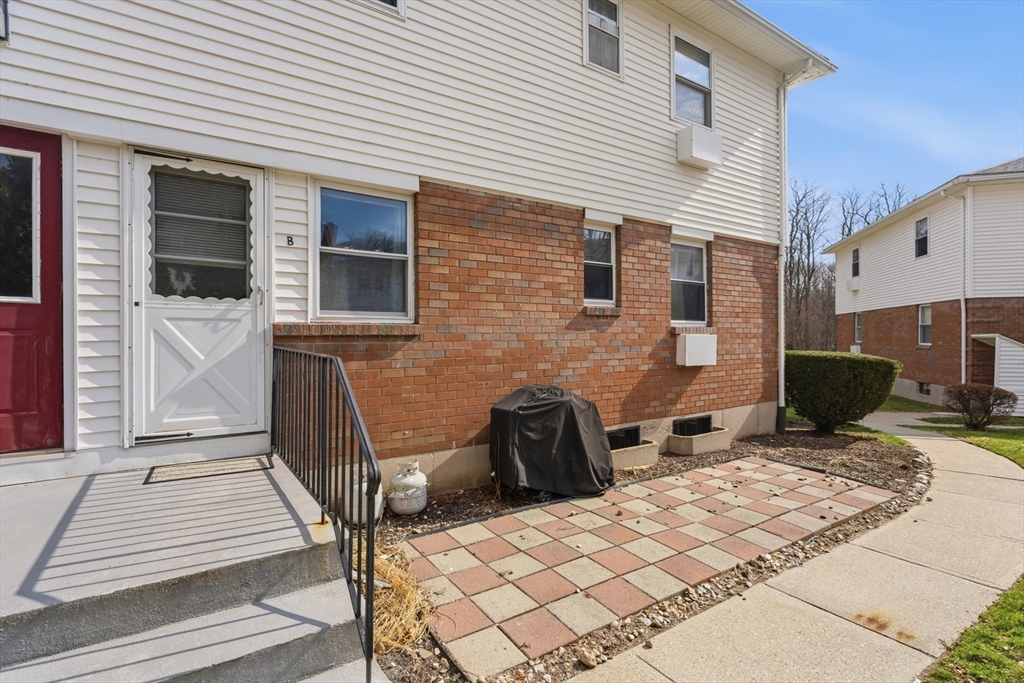 80 Colonial Circle, Unit B Chicopee, MA 01020 - Photo 3 of 33