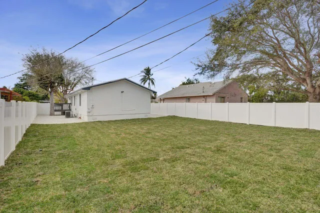 $4,150 | 229 Southwest 1st Avenue, Delray Beach, FL 33444
