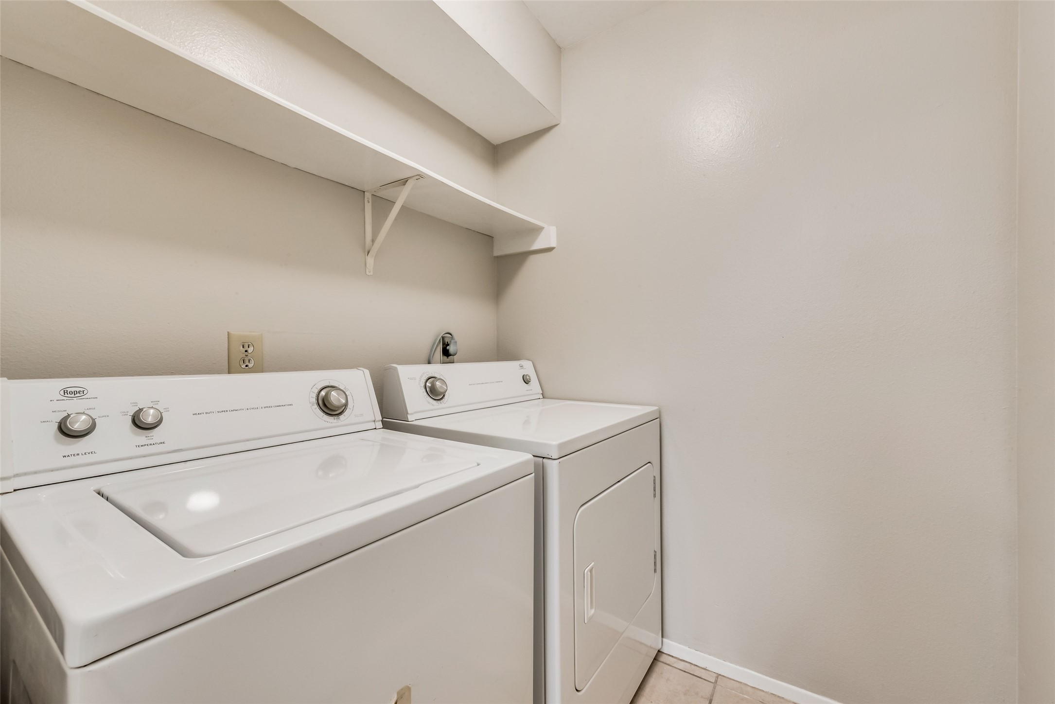 8787 Brae Acres Road, Unit 406 Houston, TX 77074 - Photo 7 of 15 a utility room with dryer and washer