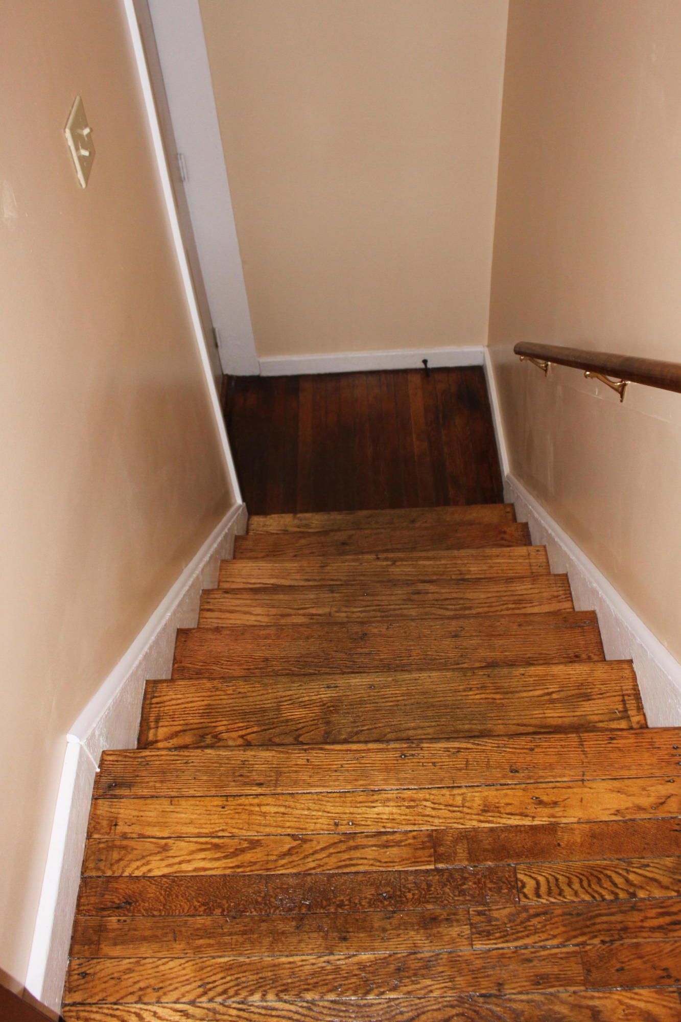331 West Outer Drive Oak Ridge, TN 37830 - Photo 21 of 26 Original Hardwood Stairs!