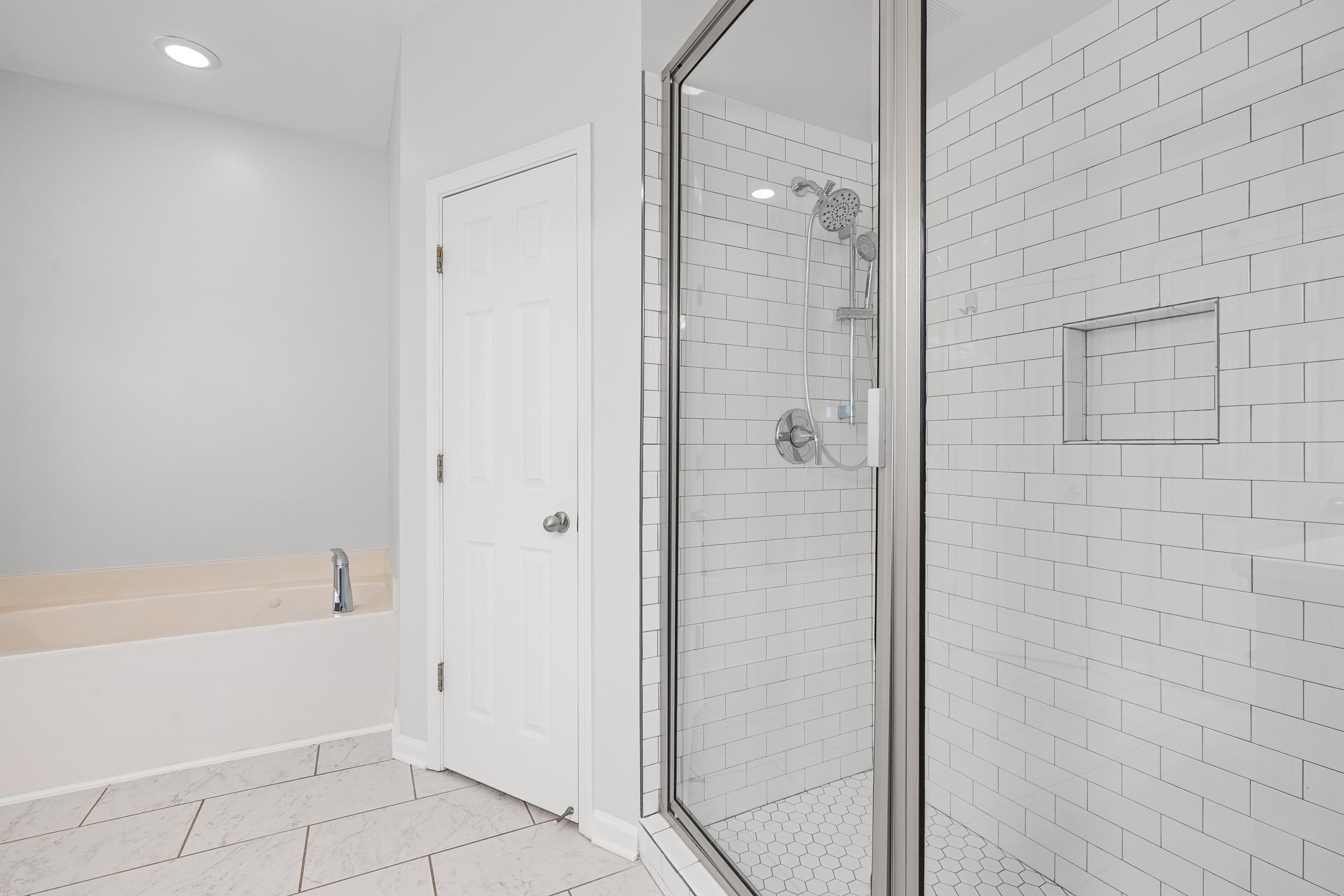 1323 Island Ridge Drive Memphis, TN 38103 - Photo 19 of 29 a bathroom with a bathtub