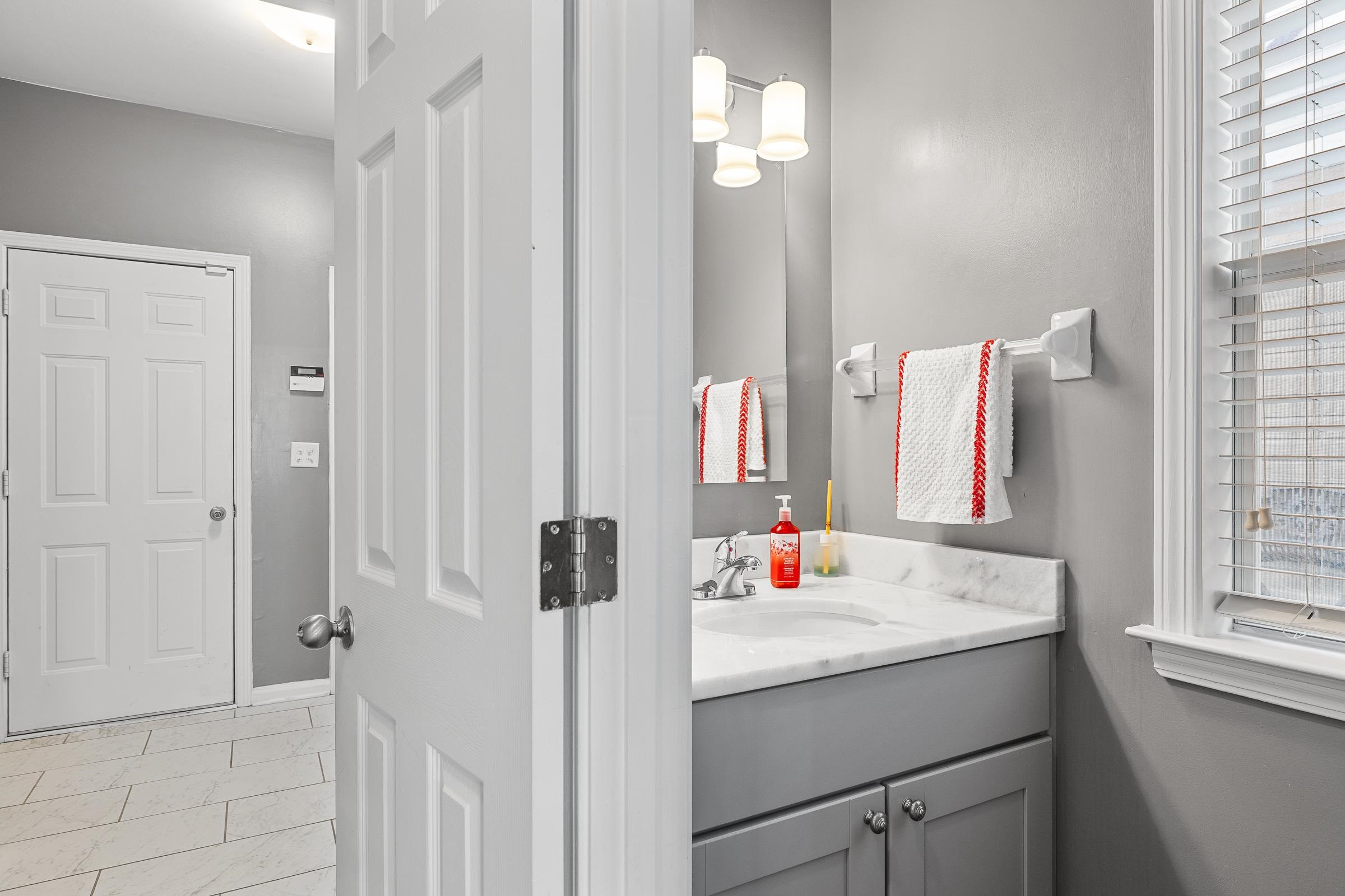 1323 Island Ridge Drive Memphis, TN 38103 - Photo 20 of 29 a bathroom with a sink and a mirror