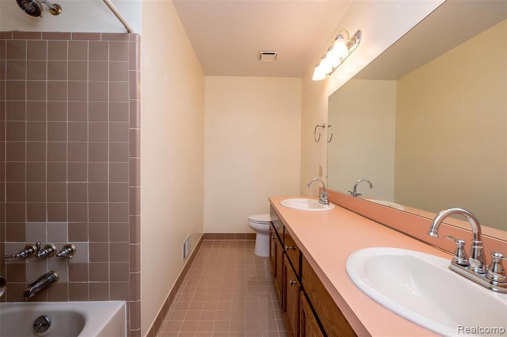 356 Silvervale Drive Rochester Hills, MI 48309 - Photo 30 of 33