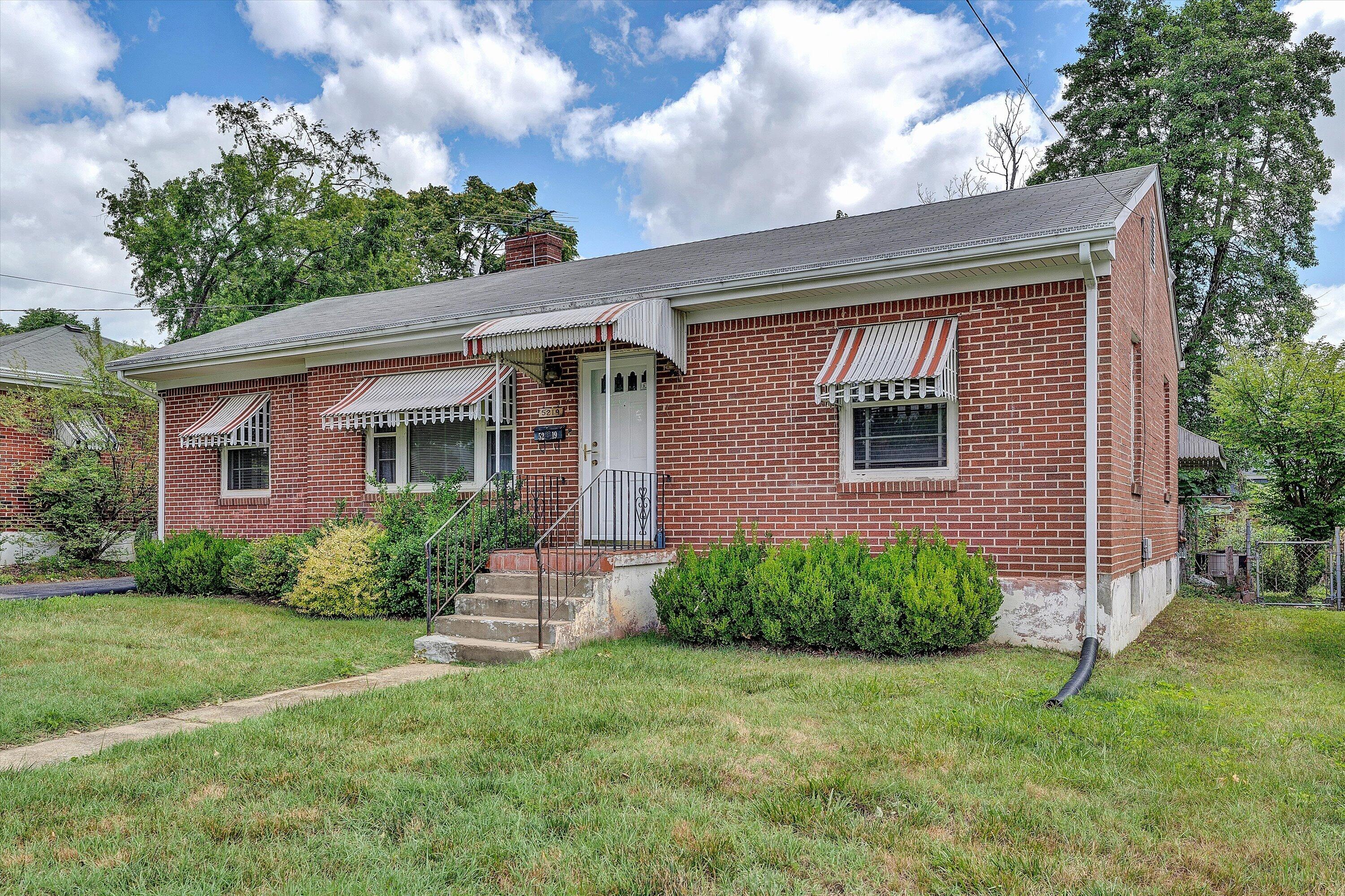 5219 Hearthstone Road Roanoke, VA 24012 - Photo 2 of 26 02-DSC05095