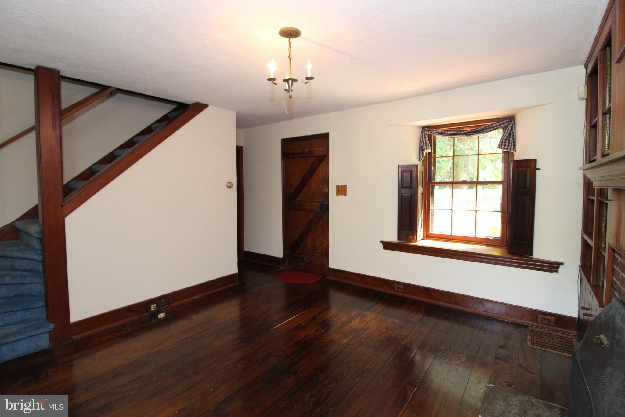 420 Hillendale Road Kennett Square, PA 19348 - Photo 8 of 48 Full Living Room with stairway