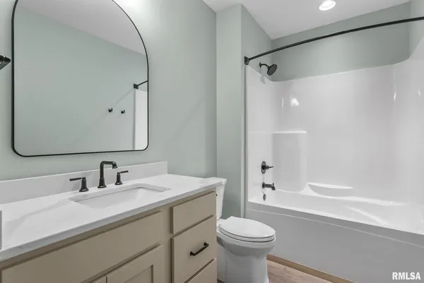 $744,923 | 5167 Lakeside Court, Bettendorf, IA 52722