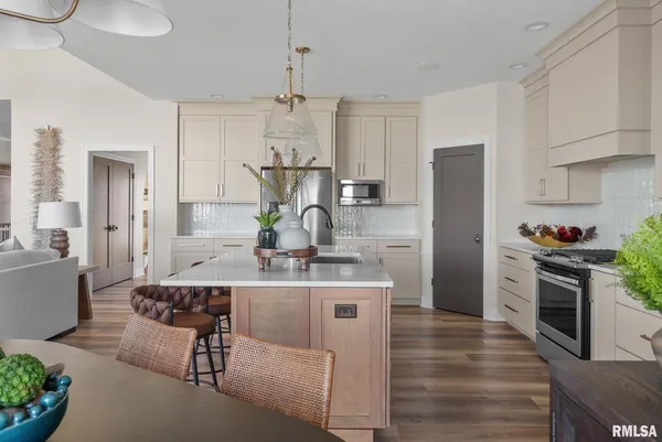 $744,923 | 5167 Lakeside Court, Bettendorf, IA 52722