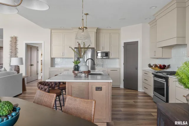 $744,923 | 5167 Lakeside Court, Bettendorf, IA 52722