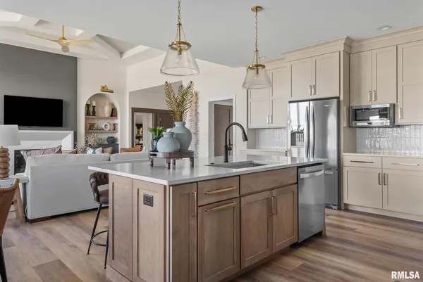 $744,923 | 5167 Lakeside Court, Bettendorf, IA 52722