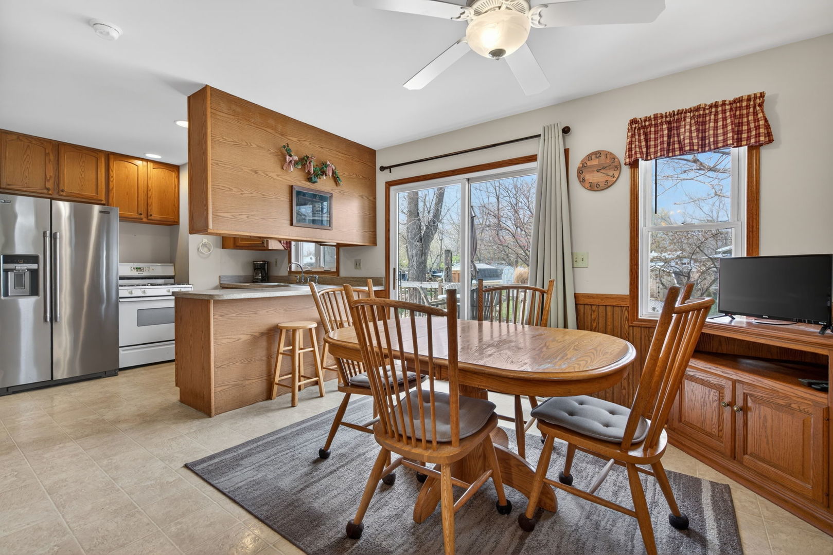 1 Largemouth Lane Wilmington, IL 60481 - Photo 11 of 47 a dining room with furniture and a floor to ceiling window