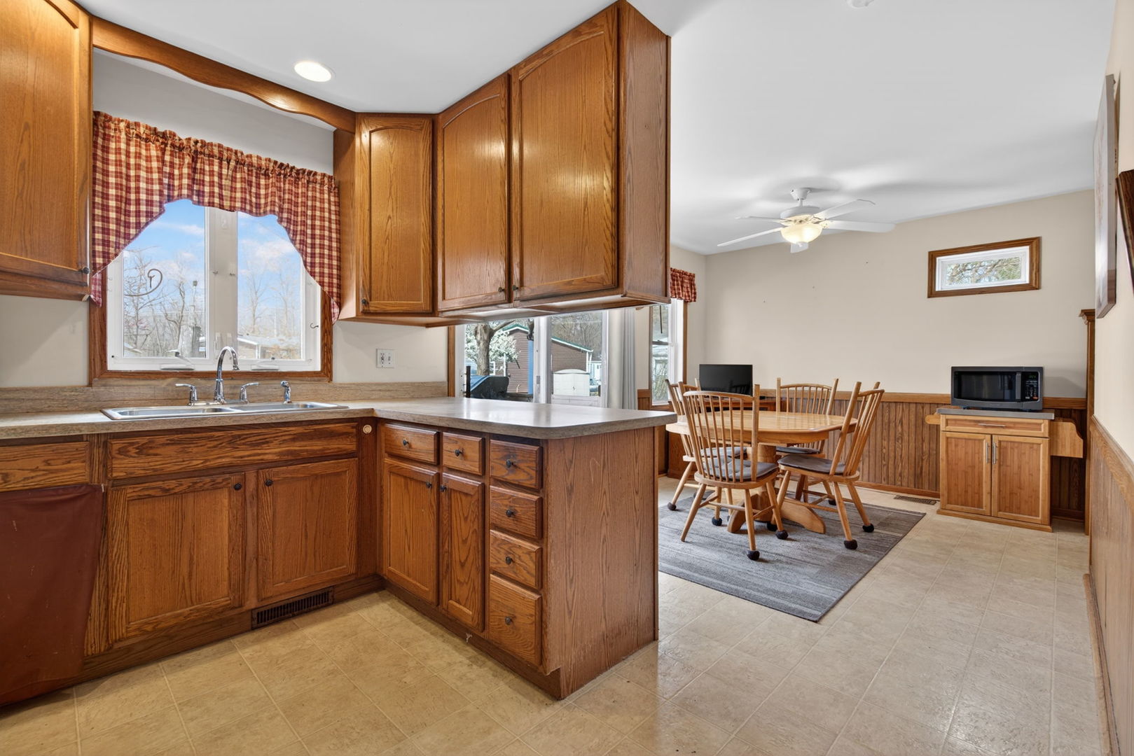 1 Largemouth Lane Wilmington, IL 60481 - Photo 13 of 47 a very nice looking kitchen with a large window