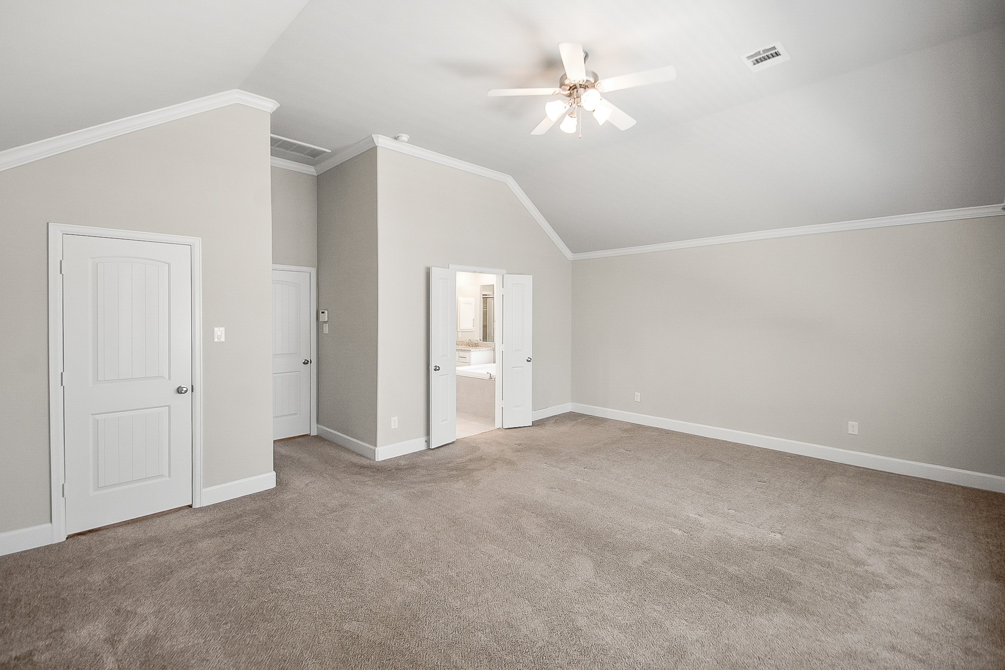 5328 Larkin Street Houston, TX 77007 - Photo 10 of 27 Generously sized primary retreat offering ample natural light, a spacious layout, and 2 large walk-in closets.